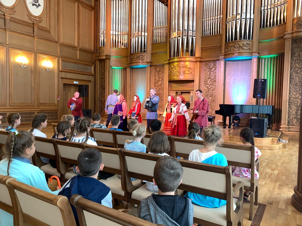 «Миряне» устроили «Дискотеку-Крутуху» в Органном зале «Миряне» устроили «Дискотеку-Крутуху» в Органном зале