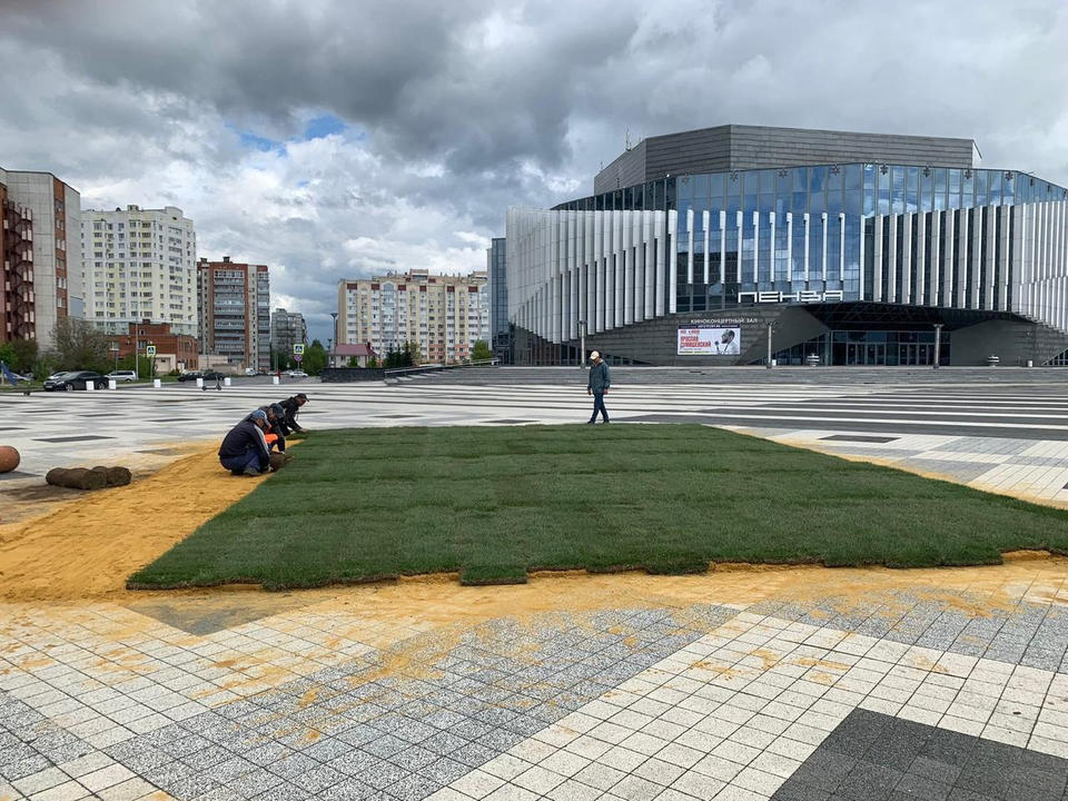 На площади перед Киноконцертным залом «Пенза» расстелили зелёный газон На площади перед Киноконцертным залом «Пенза» расстелили зелёный газон