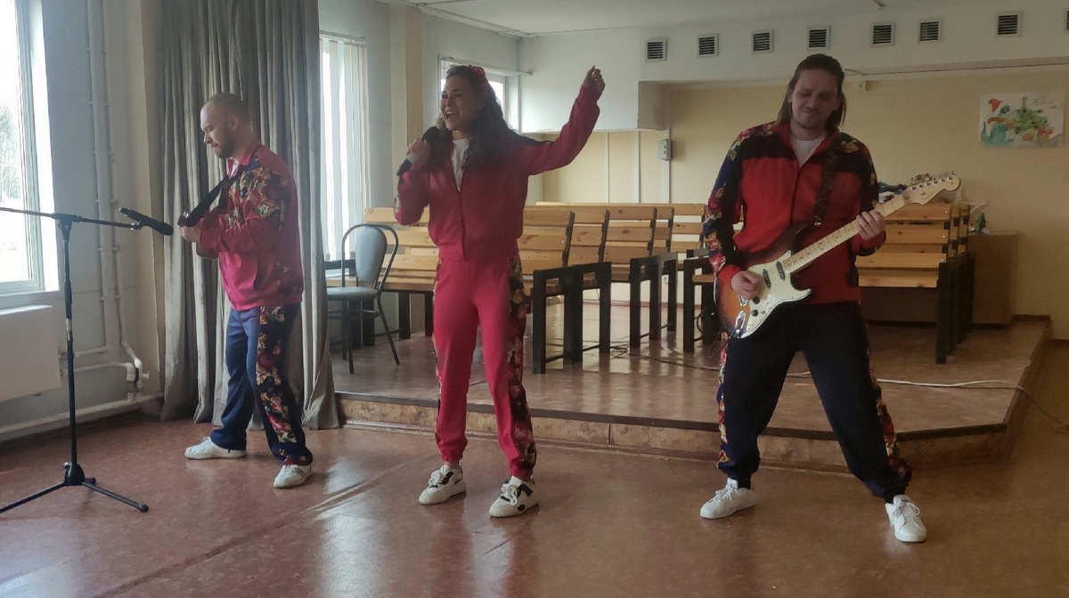 Артисты ансамбля «Злато-Серебро» выступили в Леонидовке Артисты ансамбля «Злато-Серебро» выступили в Леонидовке