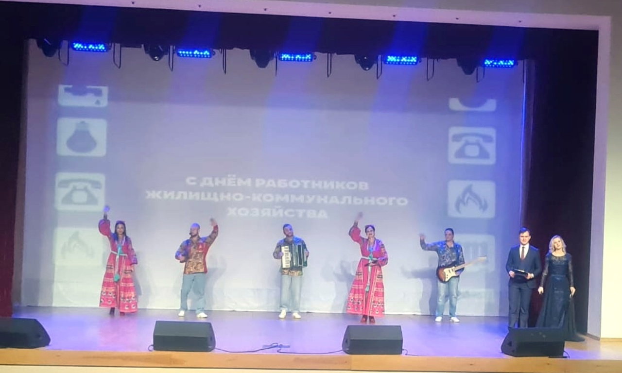 Ансамбль «Злато-Серебро» поздравил пензенских коммунальщиков с профессиональным праздником Ансамбль «Злато-Серебро» поздравил пензенских коммунальщиков с профессиональным праздником