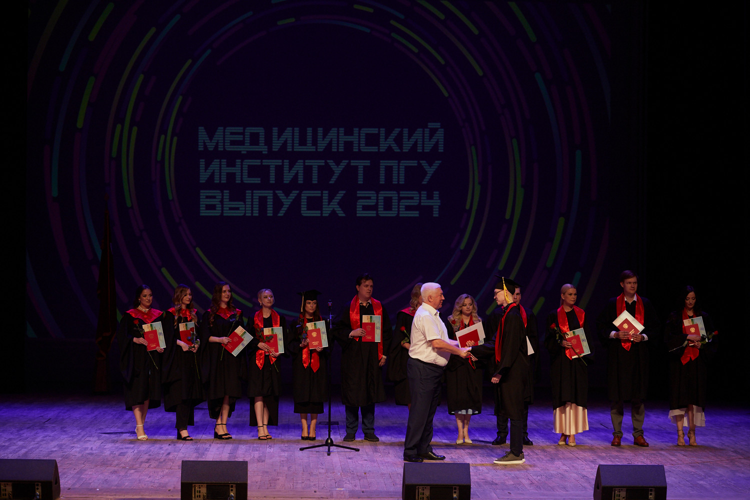 Выпускной бал Медицинского института ПГУ состоялся в филармонии Выпускной бал Медицинского института ПГУ состоялся в филармонии