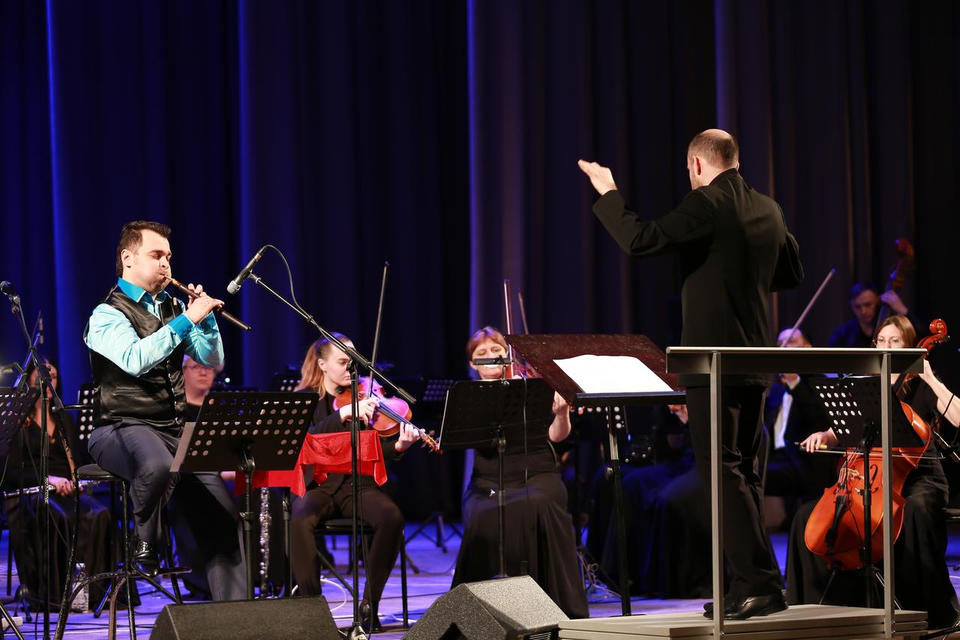 Аргишти и симфонический оркестр п/у Вячеслава Филиппенкова исполнили «Абрикосовые мелодии» Аргишти и симфонический оркестр п/у Вячеслава Филиппенкова исполнили «Абрикосовые мелодии»