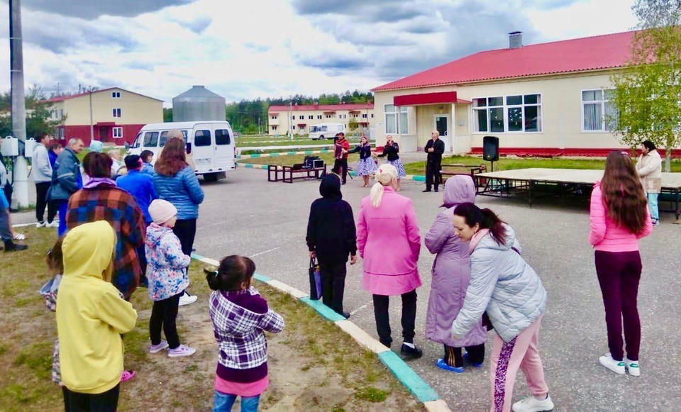 Ансамбль «Горница» выступил в Леонидовке Ансамбль «Горница» выступил в Леонидовке