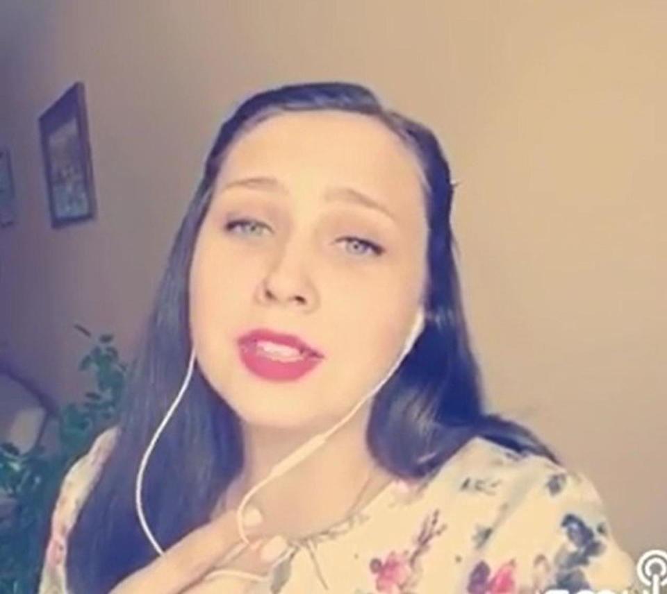 Артистка академического хора Губернаторской симфонической капеллы Валентина Матвеева исполнила романс «Сей поцелуй» Артистка академического хора Губернаторской симфонической капеллы Валентина Матвеева исполнила романс «Сей поцелуй»