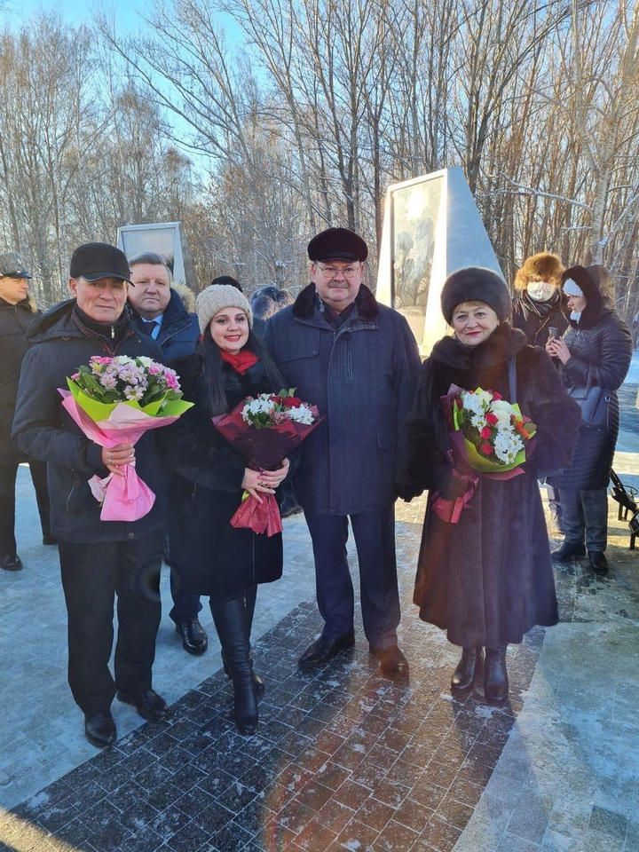 Гульсина Рафекова выступила на торжественной церемонии открытия в Пензе стелы «Город трудовой доблести» Гульсина Рафекова выступила на торжественной церемонии открытия в Пензе стелы «Город трудовой доблести»