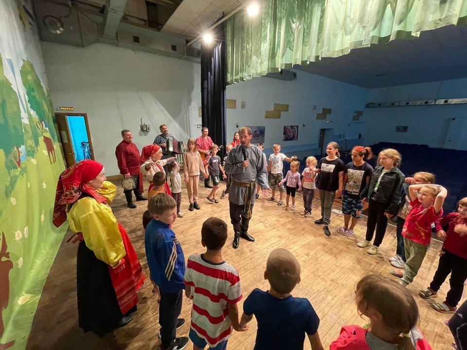 Ансамбль «Миряне» выступил в детском лагере «Звёздочка» Ансамбль «Миряне» выступил в детском лагере «Звёздочка»