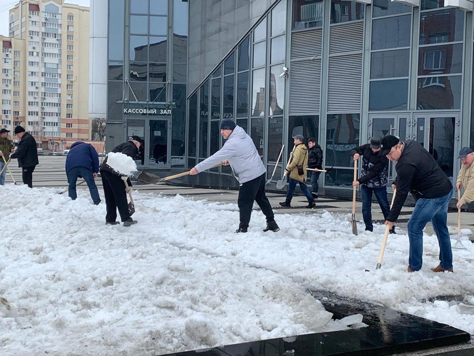 Сотрудники «Пензаконцерта» вышли на субботник Сотрудники «Пензаконцерта» вышли на субботник