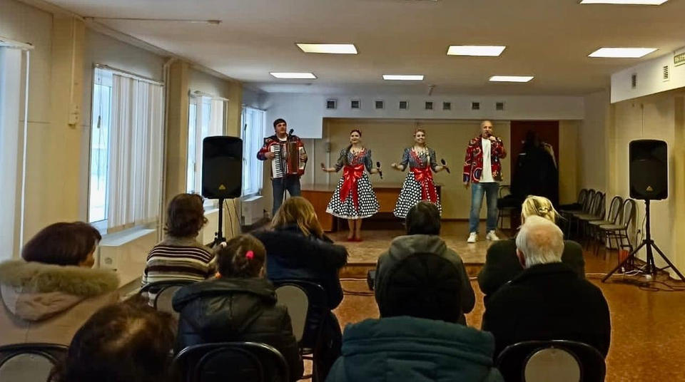 Ансамбль «Горница» выступил в Леонидовке Ансамбль «Горница» выступил в Леонидовке