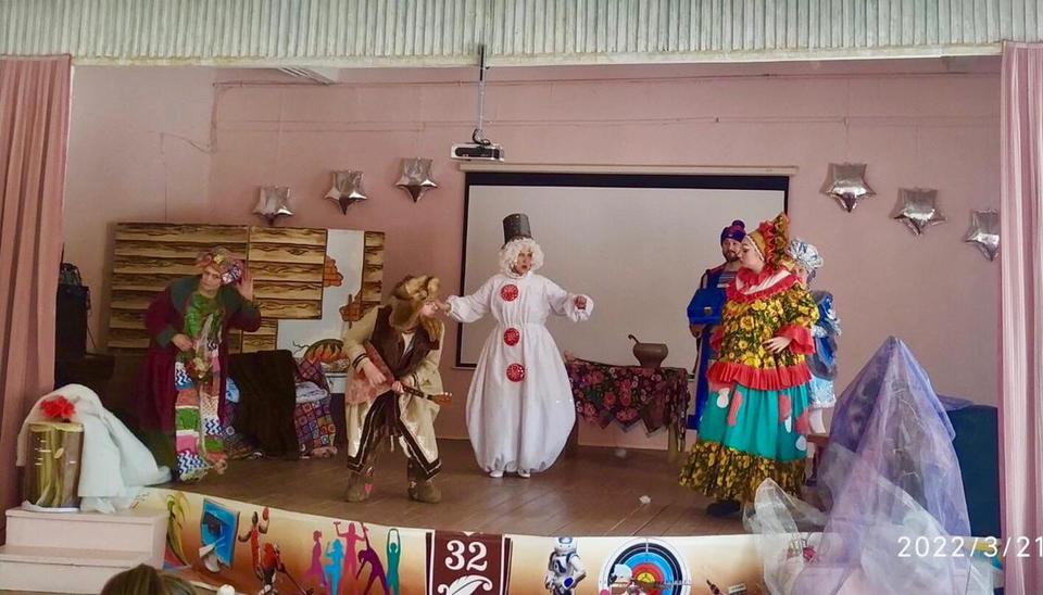 Группа «Калейдоскоп» поведала школьникам «Снежную сказку Мороза Ивановича» Группа «Калейдоскоп» поведала школьникам «Снежную сказку Мороза Ивановича»