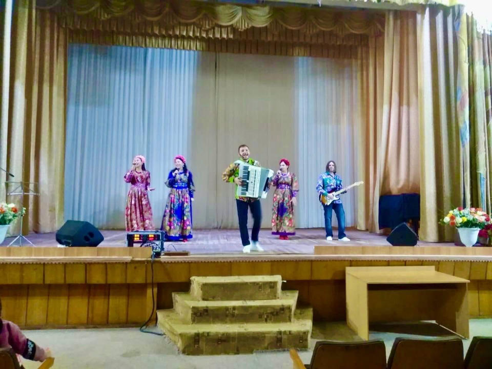 Ансамбль «Злато-Серебро» выступил в санатории «Берёзовая роща» Ансамбль «Злато-Серебро» выступил в санатории «Берёзовая роща»