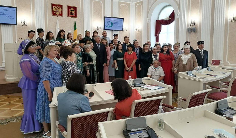 Гульсина Рафекова выступила в рамках Форума татарских женщин «Женщина. Семья. Дети» Гульсина Рафекова выступила в рамках Форума татарских женщин «Женщина. Семья. Дети»