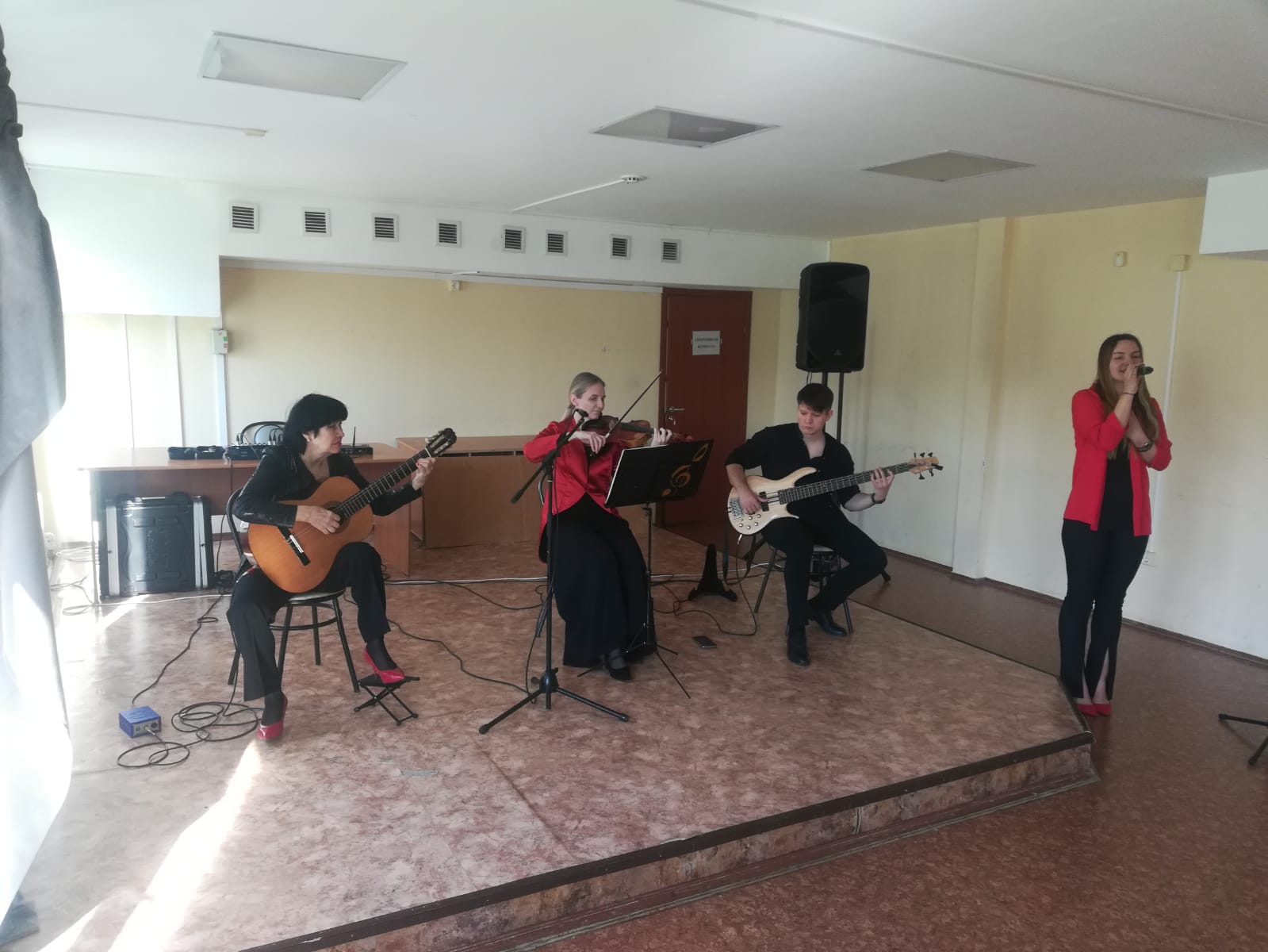 Творческий коллектив «Экспромт» выступил в Леонидовке Творческий коллектив «Экспромт» выступил в Леонидовке