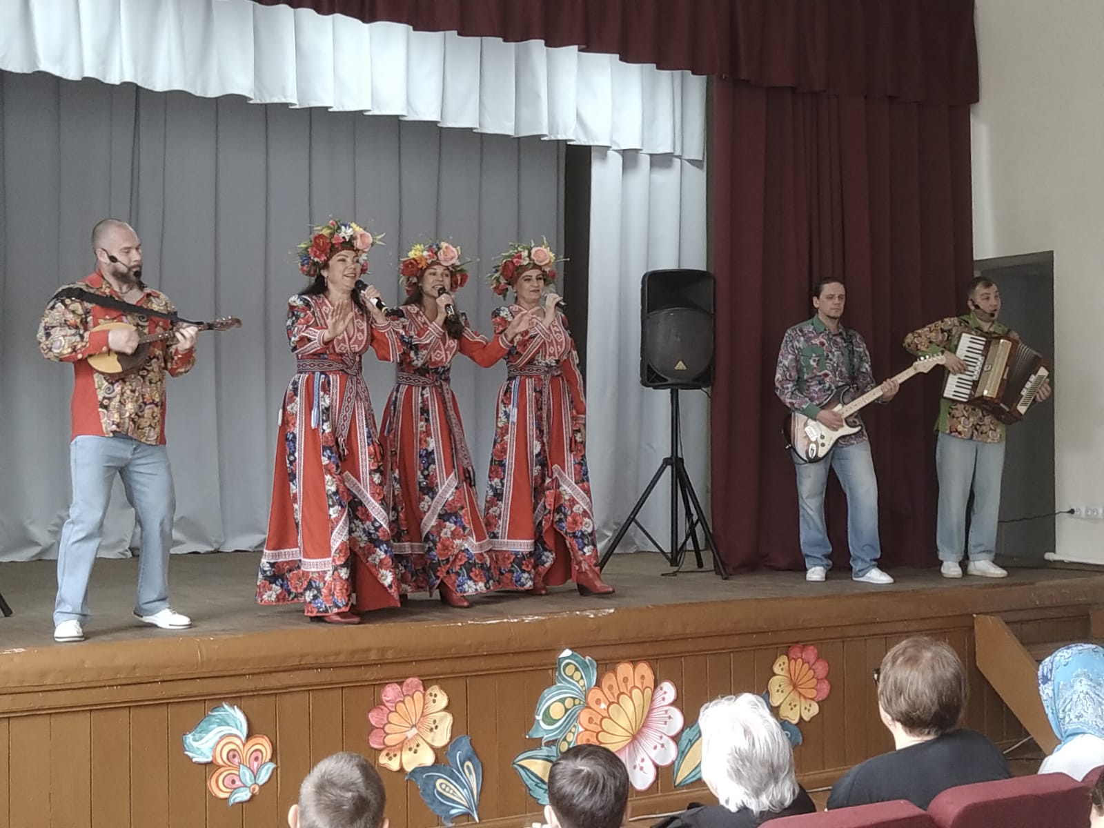 Артисты ансамбля «Злато-Серебро» выступили для жителей села Волчково Артисты ансамбля «Злато-Серебро» выступили для жителей села Волчково