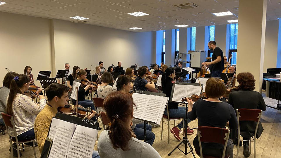 Оркестр Губернаторской симфонической капеллы готовится к концерту с Глебом Степановым Оркестр Губернаторской симфонической капеллы готовится к концерту с Глебом Степановым