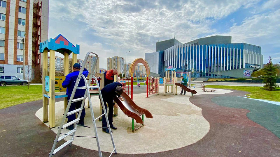 Сотрудники «Пензаконцерта» благоустраивают детскую площадку возле ККЗ «Пенза» Сотрудники «Пензаконцерта» благоустраивают детскую площадку возле ККЗ «Пенза»