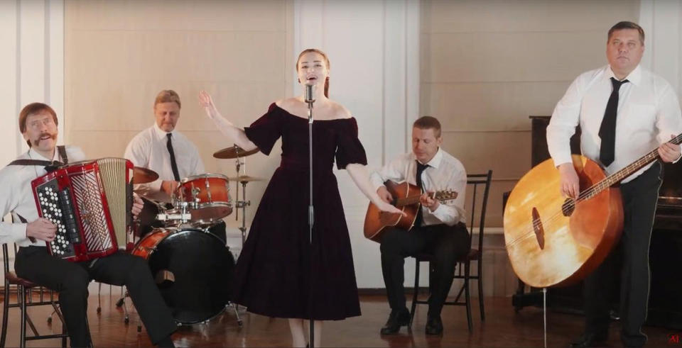 Марта Серебрякова представила премьеру клипа на песню «Вдали» Марта Серебрякова представила премьеру клипа на песню «Вдали»