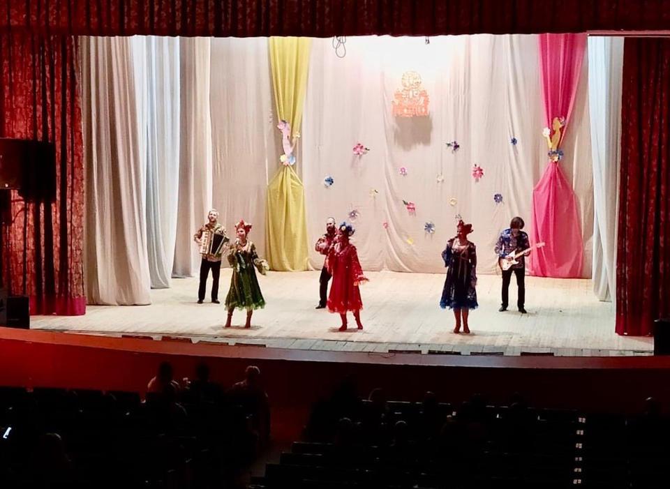 Ансамбль «Злато-Серебро» выступил в Терновском Доме культуры Ансамбль «Злато-Серебро» выступил в Терновском Доме культуры