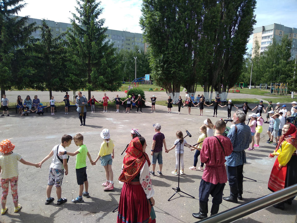 Ребята из пришкольного лагеря СОШ № 74 потанцевали на «Дискотеке Крутухе» Ребята из пришкольного лагеря СОШ № 74 потанцевали на «Дискотеке Крутухе»