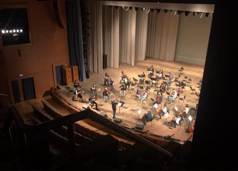 Симфонический оркестр п/у Вячеслава Филиппенкова готовится к выступлению с программой «Соло с оркестром» Симфонический оркестр п/у Вячеслава Филиппенкова готовится к выступлению с программой «Соло с оркестром»