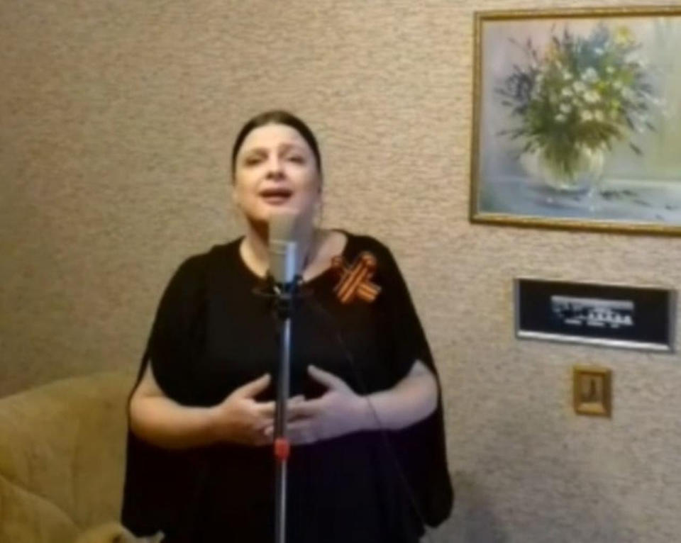 Артистка академического хора Губернаторской симфонической капеллы Екатерина Бородина исполнила песню «Если б не было войны» Артистка академического хора Губернаторской симфонической капеллы Екатерина Бородина исполнила песню «Если б не было войны»