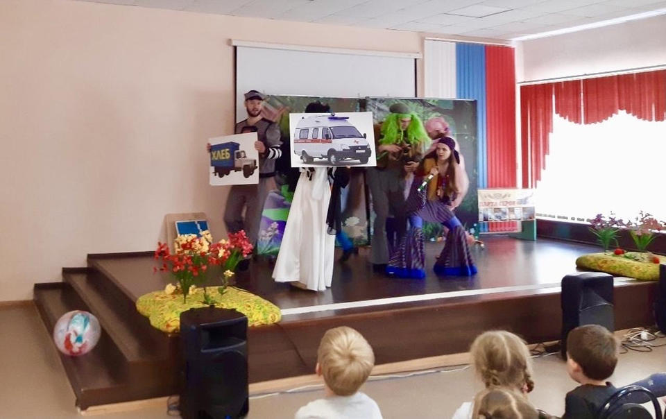 Группа «Калейдоскоп» выступила в средней школе села Алферьевка Группа «Калейдоскоп» выступила в средней школе села Алферьевка