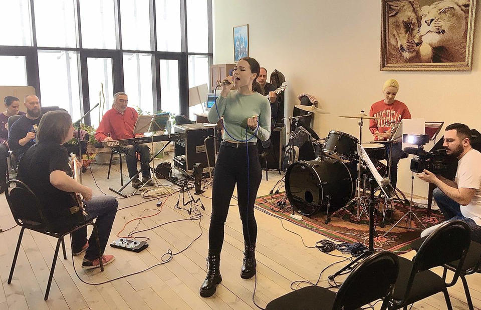 Карина Мещерякова и ансамбль «Злато-Серебро» приглашают на сольный концерт! Карина Мещерякова и ансамбль «Злато-Серебро» приглашают на сольный концерт!