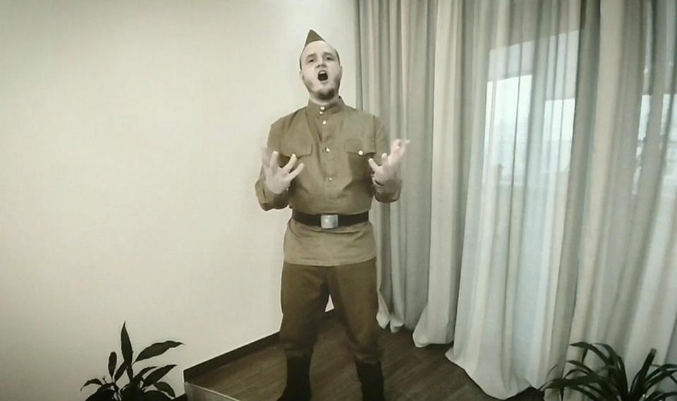 Солист Губернаторской симфонической капеллы Сергей Князев исполнил песню «Поклонимся великим тем годам» Солист Губернаторской симфонической капеллы Сергей Князев исполнил песню «Поклонимся великим тем годам»