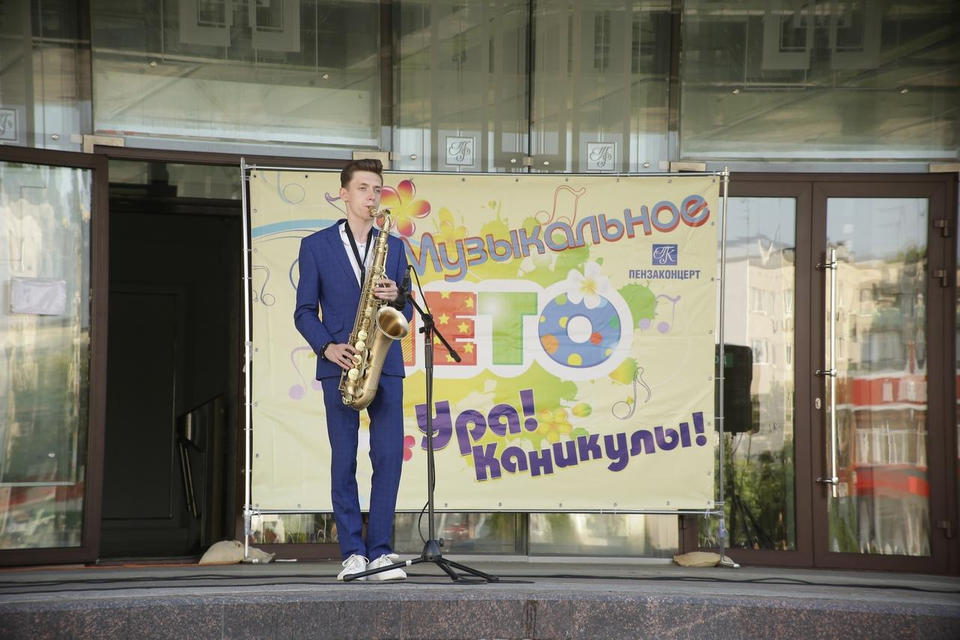 Артисты ансамбля «Экспресс-бэнд» выступили в рамках акции «Лето в городе» Артисты ансамбля «Экспресс-бэнд» выступили в рамках акции «Лето в городе»