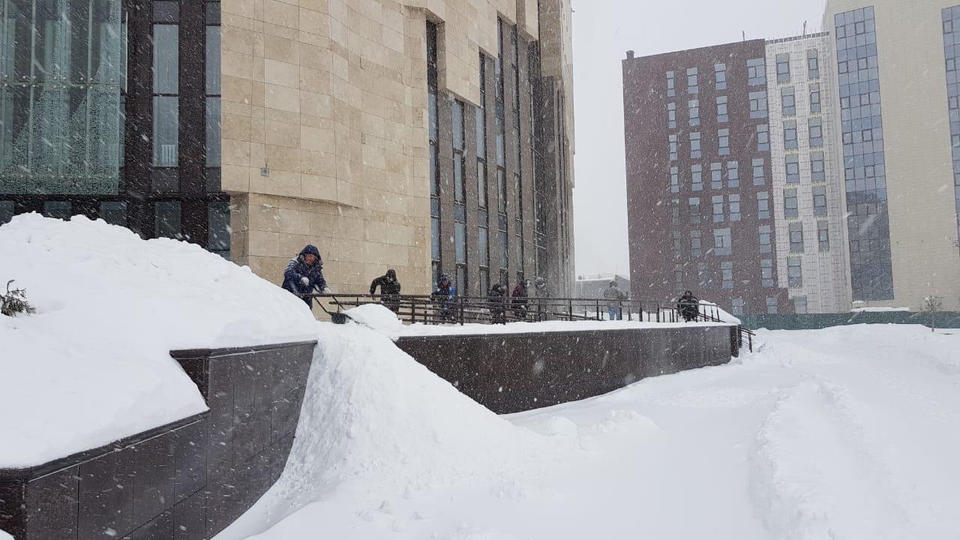 На территории «Пензаконцерта» ведутся работы по уборке снега На территории «Пензаконцерта» ведутся работы по уборке снега