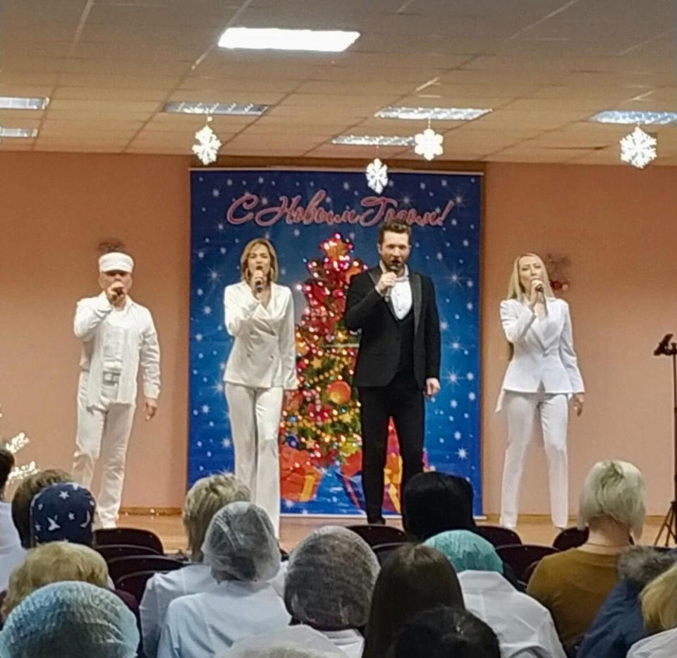 Солисты ансамбля «Экспресс-бэнд» выступили для сотрудников больницы им. Н.Н. Бурденко Солисты ансамбля «Экспресс-бэнд» выступили для сотрудников больницы им. Н.Н. Бурденко