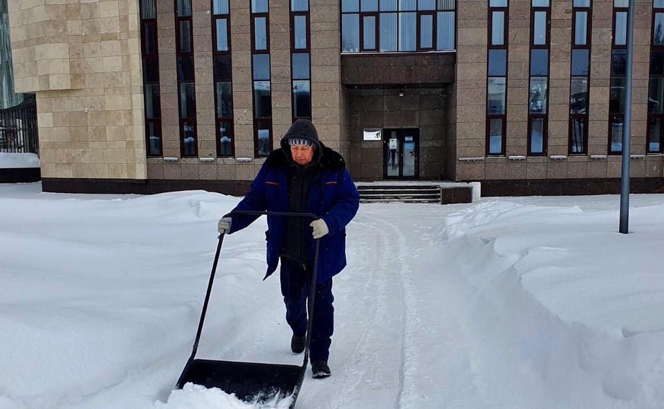 На территории «Пензаконцерта» продолжаются работы по уборке снега На территории «Пензаконцерта» продолжаются работы по уборке снега