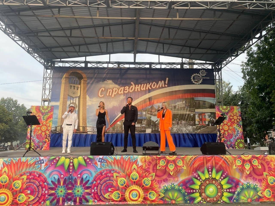 Солисты ансамбля «Экспресс-бэнд» выступили в Нижнем Ломове Солисты ансамбля «Экспресс-бэнд» выступили в Нижнем Ломове