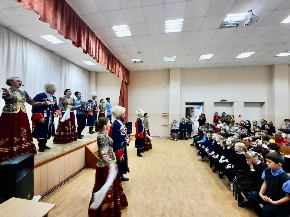 «Казачья застава» выступила в средней школе с. Воскресеновка «Казачья застава» выступила в средней школе с. Воскресеновка