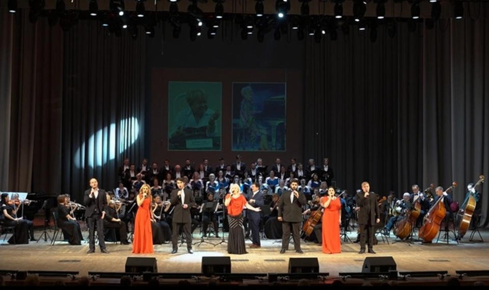 Предлагаем послушать песни Александры Пахмутовой и Николая Добронравова в исполнении Губернаторской симфонической капеллы Предлагаем послушать песни Александры Пахмутовой и Николая Добронравова в исполнении Губернаторской симфонической капеллы