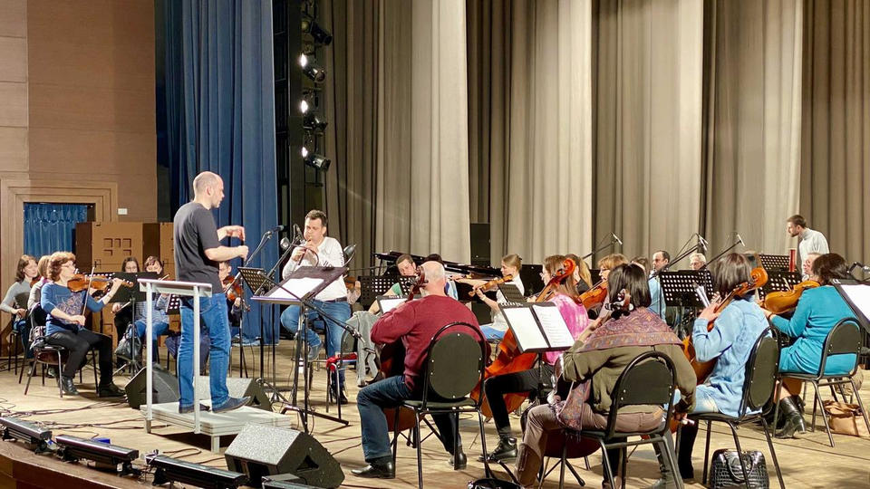 Аргишти и симфонический оркестр п/у Вячеслава Филиппенкова приступили к совместным репетициям Аргишти и симфонический оркестр п/у Вячеслава Филиппенкова приступили к совместным репетициям