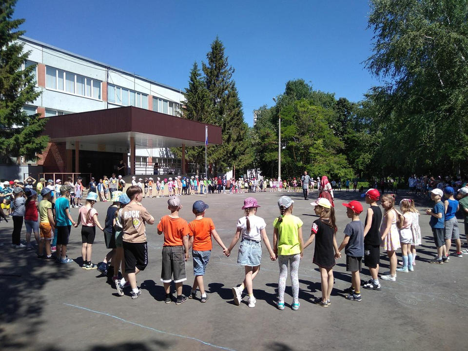 «Миряне» выступили для ребят из пришкольного лагеря СОШ № 64 г. Пензы «Миряне» выступили для ребят из пришкольного лагеря СОШ № 64 г. Пензы