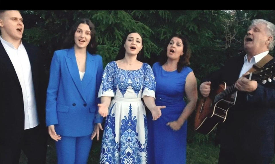 Марта Серебрякова и Роман Серебряков приняли участие в хоровой акции «ЗА СЕМЬЮ, ЗА РОДИНУ, ЗА РОССИЮ» Марта Серебрякова и Роман Серебряков приняли участие в хоровой акции «ЗА СЕМЬЮ, ЗА РОДИНУ, ЗА РОССИЮ»