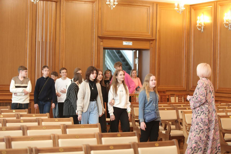 Ребята из школы № 37 совершили экскурсию по зданию филармонии Ребята из школы № 37 совершили экскурсию по зданию филармонии