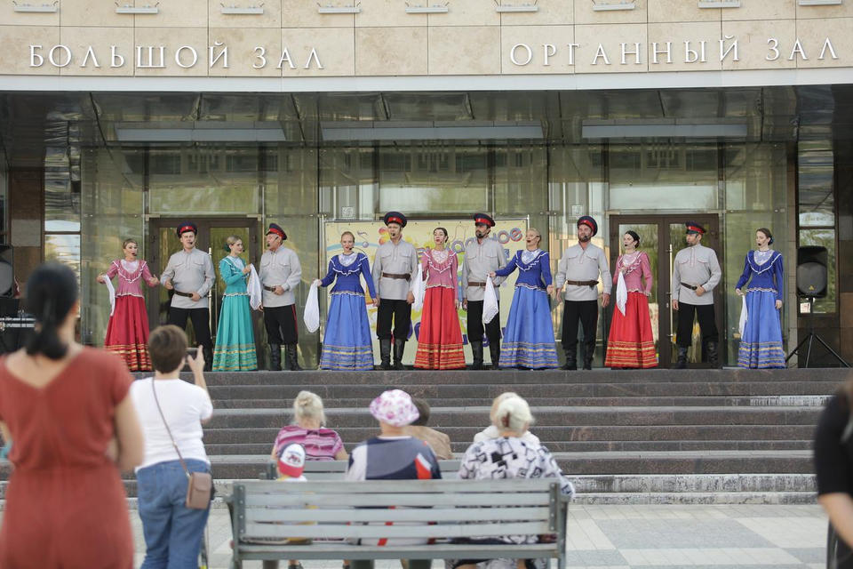 Артисты ансамбля «Казачья застава» выступили в рамках акции «Лето в городе» Артисты ансамбля «Казачья застава» выступили в рамках акции «Лето в городе»