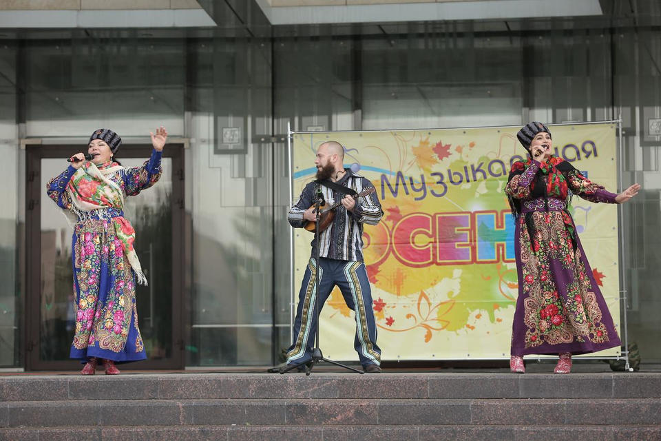 Ансамбль «Злато-Серебро» выступил в рамках акции «Осень в городе» Ансамбль «Злато-Серебро» выступил в рамках акции «Осень в городе»