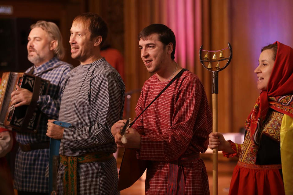 «Миряне» выступили с программой «Играем на завалинке» «Миряне» выступили с программой «Играем на завалинке»