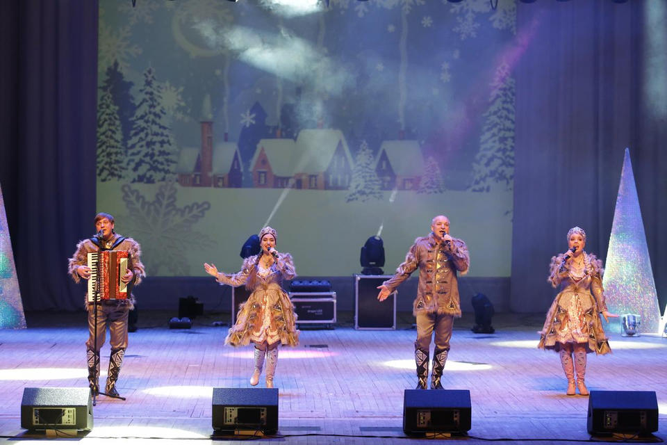 Ансамбль «Горница» выступил с концертной программой «Как-то в зимний вечерок...» Ансамбль «Горница» выступил с концертной программой «Как-то в зимний вечерок...»