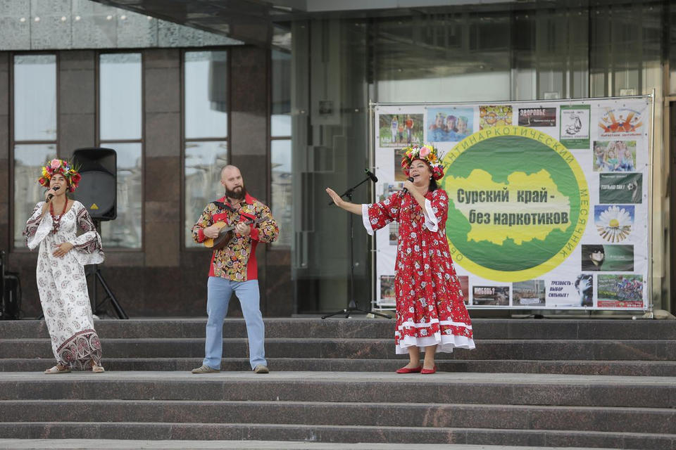 В рамках акции «Сурский край - без наркотиков» выступил ансамбль «Злато-Серебро» (ТВ-Экспресс) В рамках акции «Сурский край - без наркотиков» выступил ансамбль «Злато-Серебро» (ТВ-Экспресс)