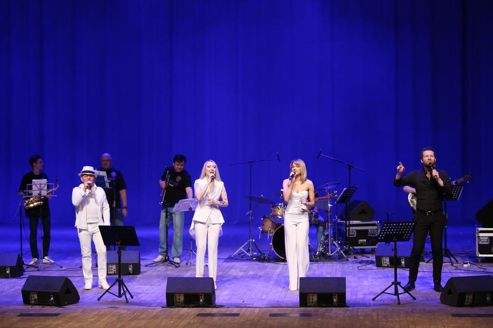 «Экспресс-бэнд» выступил с программой «Музыка в джинсах» «Экспресс-бэнд» выступил с программой «Музыка в джинсах»