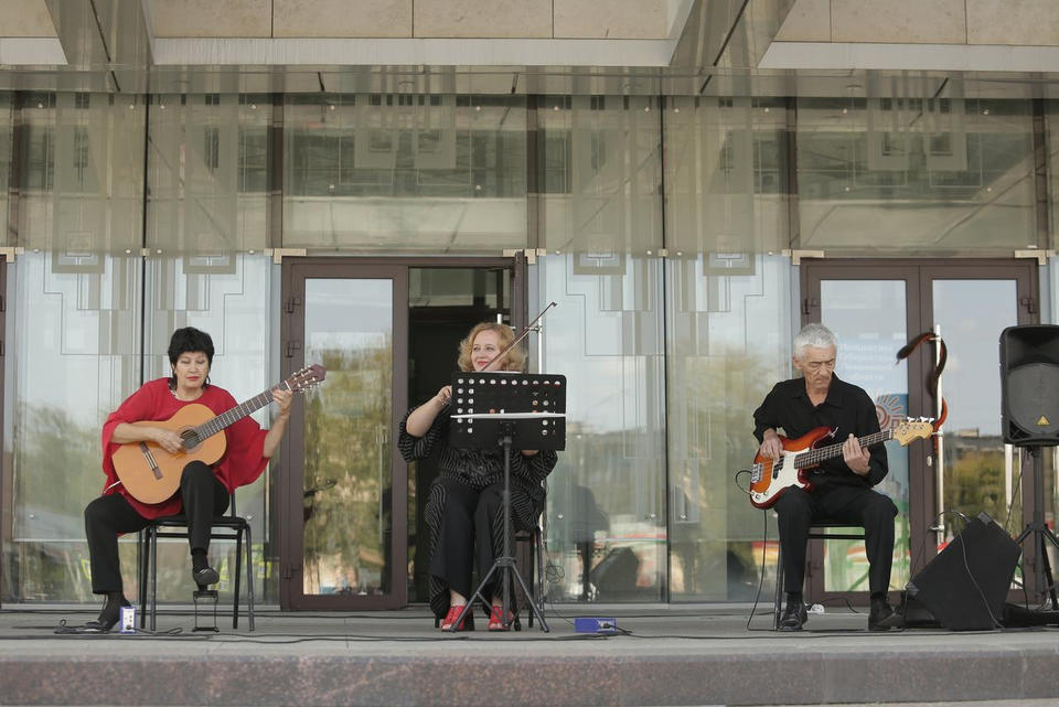 Творческий коллектив «Экспромт» выступил с концертной программой для горожан Творческий коллектив «Экспромт» выступил с концертной программой для горожан