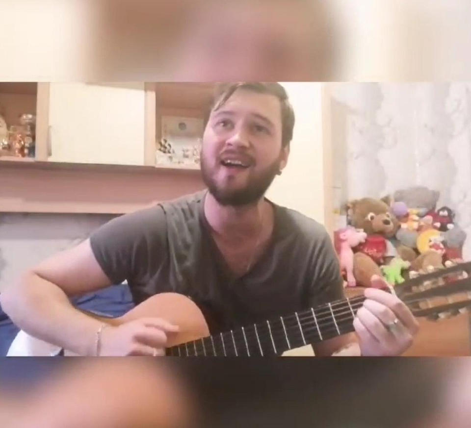 Тимофей Кузьмин исполнил песню «Я привык улыбаться людям» Тимофей Кузьмин исполнил песню «Я привык улыбаться людям»