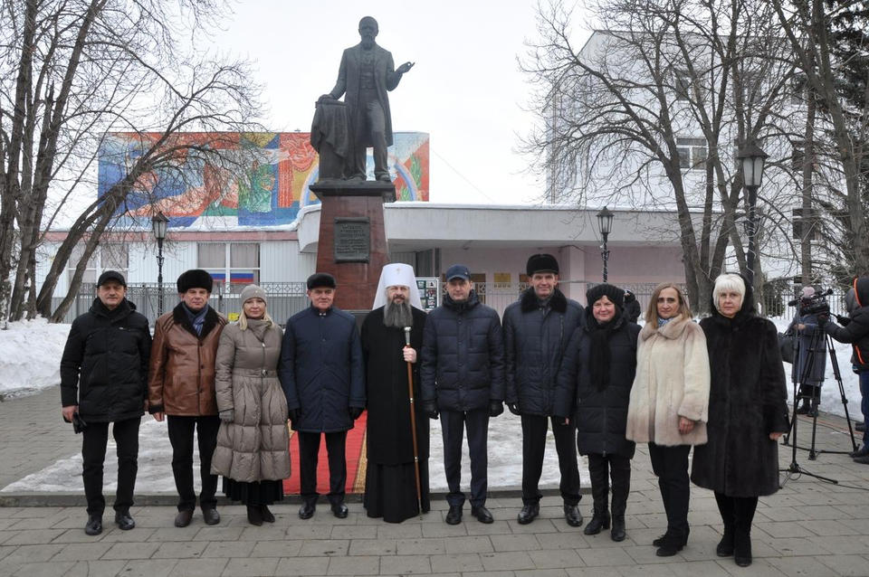 В Пензе состоялось торжественное возложение цветов к памятнику В.О. Ключевскому, посвящённое 180-летию со дня его рождения В Пензе состоялось торжественное возложение цветов к памятнику В.О. Ключевскому, посвящённое 180-летию со дня его рождения