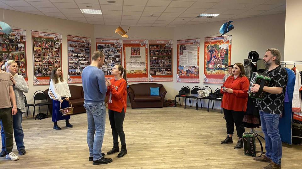 Ансамбль русской этнической музыки «Миряне» готовится к сольному концерту Ансамбль русской этнической музыки «Миряне» готовится к сольному концерту