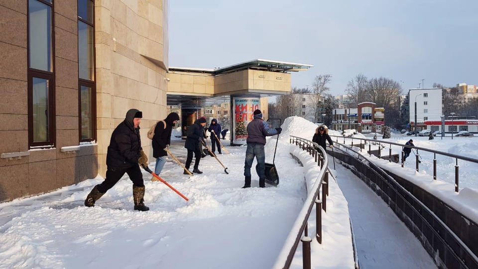 На территории «Пензаконцерта» продолжаются работы по уборке снега На территории «Пензаконцерта» продолжаются работы по уборке снега