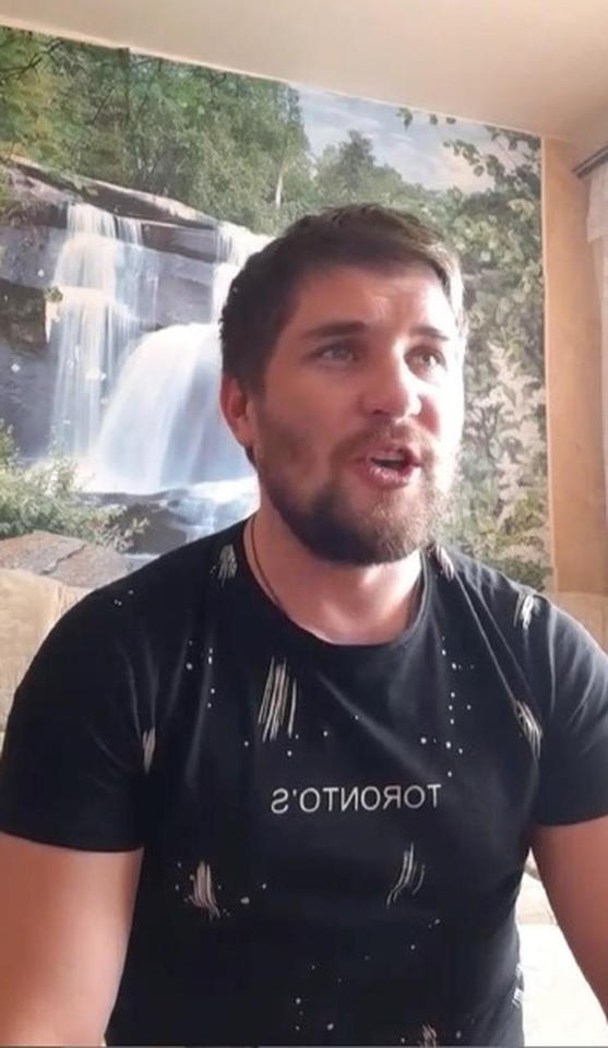 Артист ансамбля песни и танца «Казачья застава» Александр Селюнин исполнил песню «Враги сожгли родную хату…» Артист ансамбля песни и танца «Казачья застава» Александр Селюнин исполнил песню «Враги сожгли родную хату…»